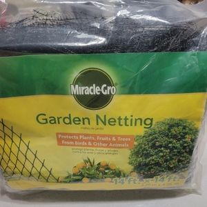 Miracle Grow Garden Netting, Black, 14 ft x 14 ft NEW